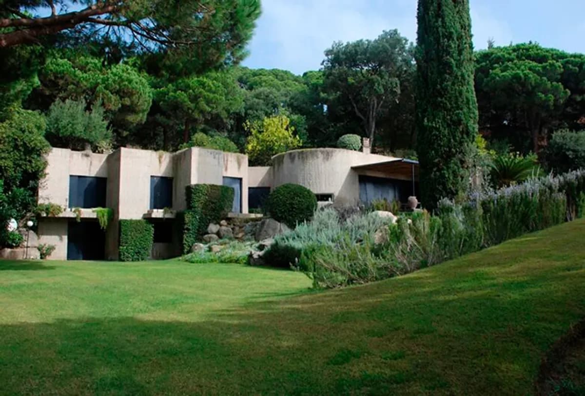 Earth-sheltered house